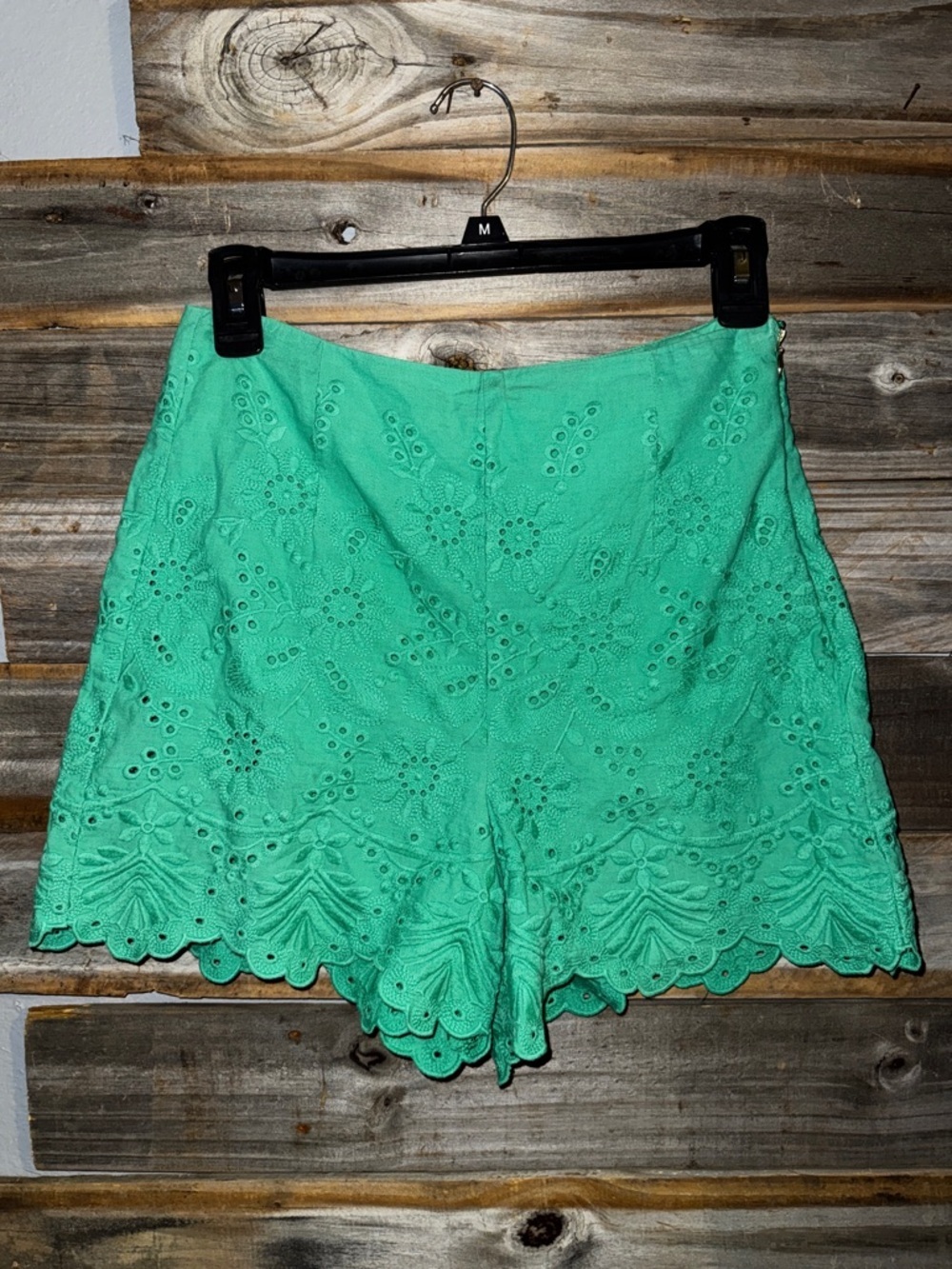 Draper James- size 4- green floral embroidered shorts scalloped